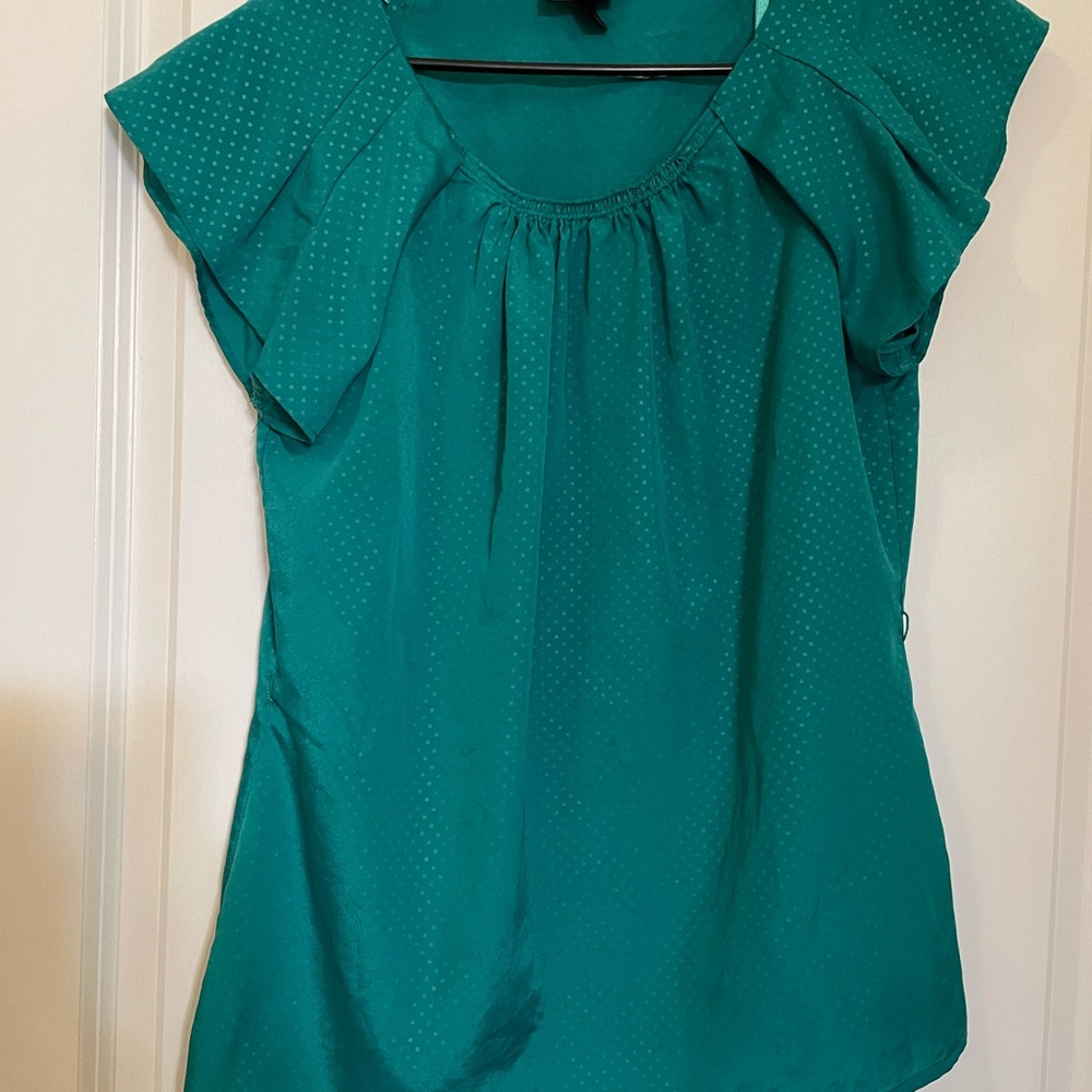 Missimo women dress shirt short sleeves, Vibrant green. Flutter sleeves.